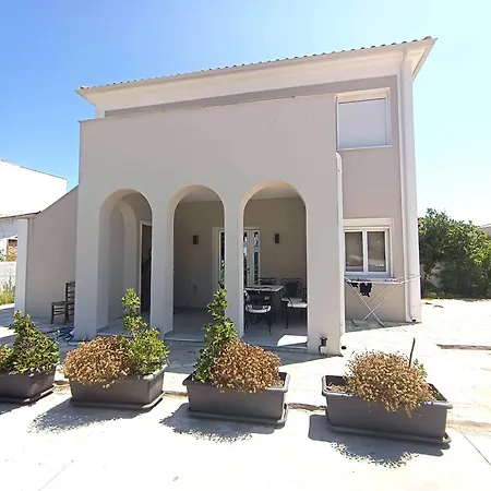 Maya 1, 2 Bedroomed Downstairs شقة