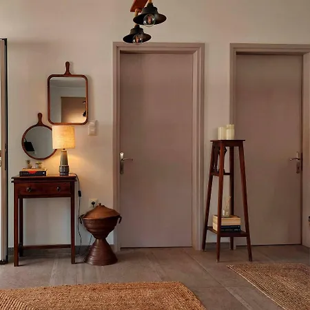 Maya 1, 2 Bedroomed Downstairs شقة *