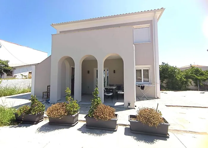 Maya 1, 2 Bedroomed Downstairs 아파트