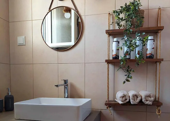 Maya 1, 2 Bedroomed Downstairs 아파트