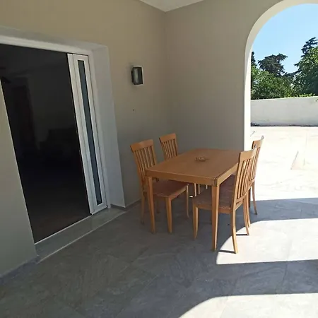 Maya 1, 2 Bedroomed Downstairs Apartman *