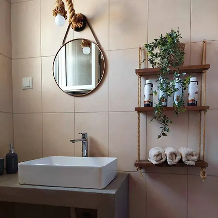 Maya 1, 2 Bedroomed Downstairs Apartman